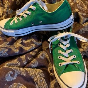 Green All star chucks converse Men’s 7 Women’s 9